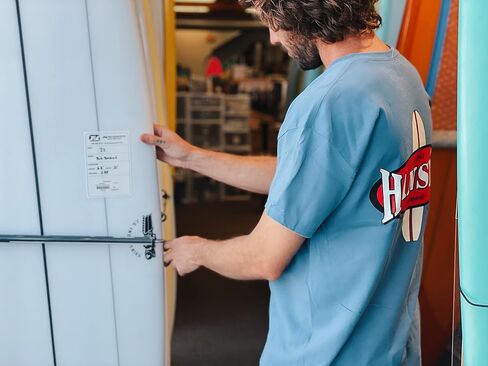تي شيرت رجالي لركوب الأمواج بشعار جديد من Hansen Surfboards، بأكمام قصيرة، رقبة دائرية من القطن والبوليستر in Kuwait
