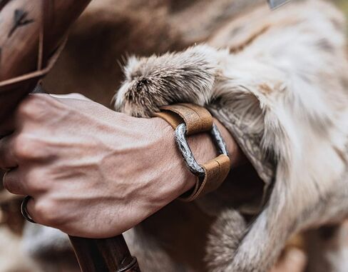 سوار حديد Norse Tradesman مع حزام من جلد الجاموس المحبب العلوي - مشبك عتيق متعدد الأحجام in Kuwait