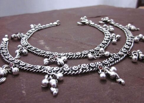 خلخال نسائي مصنوع يدويا من المعدن والنحاس المطلي بالفضة العتيقة | لحام دقيق وجرس الغونغرو الهندي بيزلي قطع زهرة بايال | نمط بوهو الغجري الهبي كوتشي العرقي in Kuwait