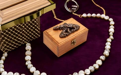 IYARA CRAFT Box made of real teak, used for storing jewelry or gemstones, earrings, rings, necklaces suitable for women. Or buy as a gift Or use for decorating a vintage style house Natural and unique in Kuwait