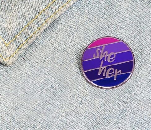 هي / لها ضمير المينا دبوس هي لها ثنائي الجنس فخر العلم دبوس مخصص دبابيس قميص طية صدر السترة المعلم حقيبة الظهر شارة الكرتون هدية دبابيس دبابيس للنساء in Kuwait