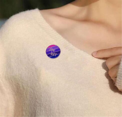 هي / لها ضمير المينا دبوس هي لها ثنائي الجنس فخر العلم دبوس مخصص دبابيس قميص طية صدر السترة المعلم حقيبة الظهر شارة الكرتون هدية دبابيس دبابيس للنساء in Kuwait