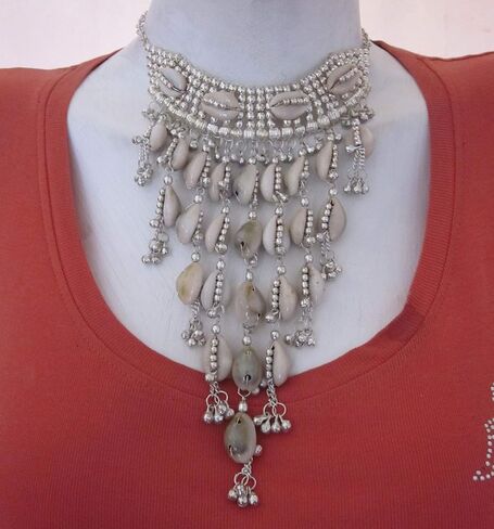 بيان مكتنزة الطبيعية Cowrie قذائف البحر قلادة القرط مجموعة | مجوهرات الأزياء النسائية المصنوعة يدويًا | خرز نحاس مطلي بالفضة أجراس شرابات هامشية مضفرة يدوياً على السلك | هدية إكسسوار مبتكرة لمهرجان بيتشي بوهو جيبسي هيبي لمهرجان بوليوود in Kuwait