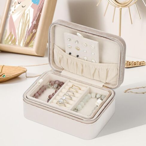 منظم صندوق مجوهرات للسفر من ATAIMEISEN، منظم مجوهرات صغير مخملي مخملي، منظم تخزين صغير للسفر، صناديق مجوهرات محمولة للنساء والفتيات، هدية/لون كريمي in Kuwait