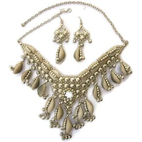 مجموعة اقراط وقلادة واقراط بتصميم صدف البحر الطبيعي من ستيتمنت | مجوهرات عصرية للنساء مصنوعة يدويا | خرز نحاسي مطلي بالفضة وشراشيب مجدولة يدويا على سلك | بيتش بوهو غجري, معدن in Kuwait