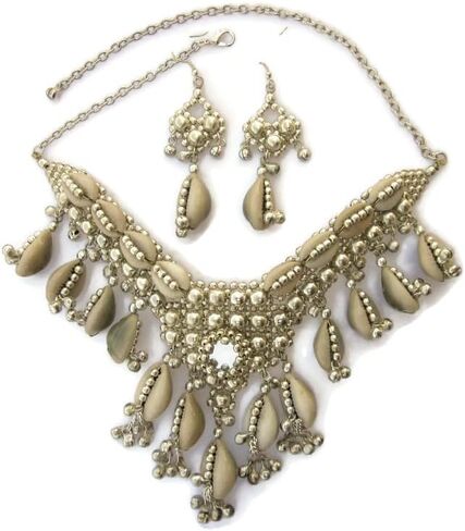 مجموعة اقراط وقلادة واقراط بتصميم صدف البحر الطبيعي من ستيتمنت | مجوهرات عصرية للنساء مصنوعة يدويا | خرز نحاسي مطلي بالفضة وشراشيب مجدولة يدويا على سلك | بيتش بوهو غجري, معدن in Kuwait