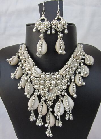 مجموعة اقراط وقلادة واقراط بتصميم صدف البحر الطبيعي من ستيتمنت | مجوهرات عصرية للنساء مصنوعة يدويا | خرز نحاسي مطلي بالفضة وشراشيب مجدولة يدويا على سلك | بيتش بوهو غجري, معدن in Kuwait