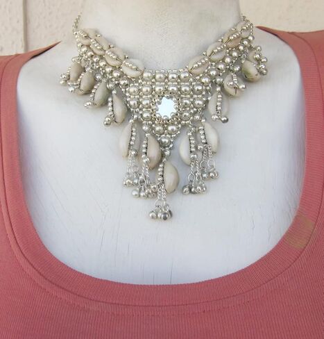 مجموعة اقراط وقلادة واقراط بتصميم صدف البحر الطبيعي من ستيتمنت | مجوهرات عصرية للنساء مصنوعة يدويا | خرز نحاسي مطلي بالفضة وشراشيب مجدولة يدويا على سلك | بيتش بوهو غجري, معدن in Kuwait