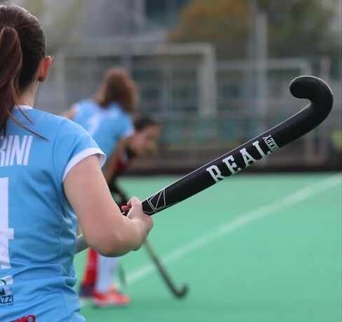 الهوكي الحقيقي - عصا الهوكي الميدانية مع 55% كربون، 40% ألياف زجاجية، 5% أراميد وكيفلار - رأس سطح خشن (أبيض نظيف) in Kuwait