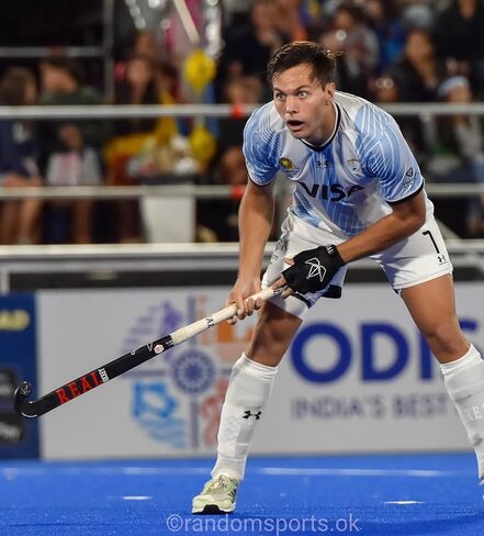 REAL HOCKEY - عصا الهوكي الميدانية تحتوي على 95% كربون، و5% أراميد وكيفلار - رأس سطح خشن (أحمر) in Saudi Arabia