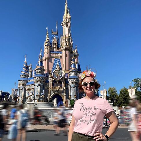 تي شيرت نسائي من Never Too Old for Fairytales تي شيرت نسائي مضحك للمملكة السحرية قمصان غير رسمية للعطلات بأكمام قصيرة تي شيرت علوي in Kuwait