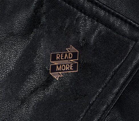 دبوس بروش مطلي بالمينا لمحبي الكتب وشنطة الظهر والقبعات والياقة للنساء والرجال، اكسسوارات مجوهرات عصرية، معدن، بدون احجار كريمة in Kuwait