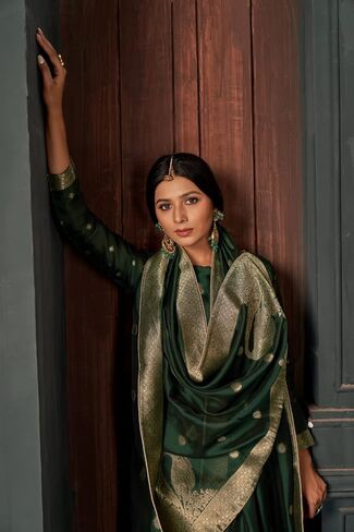 بدلة فاردا الهندية الباكستانية سالوار كاميز للنساء || قماش فيسكوز زاري حرير غير مخيط in Kuwait