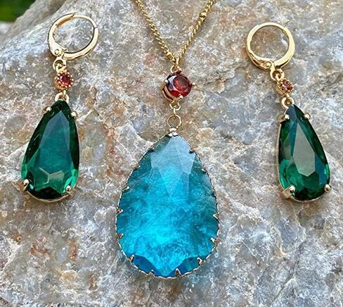 مجموعة أقراط وقلادة من Howls Green Water في مجوهرات Howls Moving Castle - الرسوم المتحركة اليابانية المفضلة المستخدمة كإكسسوارات تنكرية أو هدايا مجوهرات للحفلات التنكرية والنساء والرجال ومحبي الرسوم المتحركة. in Kuwait