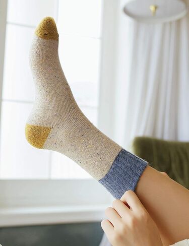 جوارب نسائية من الصوف تتسم بأنها سميكة حرارية ثقيلة زغبية مطبوع عليها للتمتع بشتاء دافئ - طقم للطقس البارد مكون من 5 أزواج in Kuwait