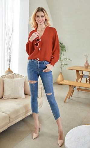 سترة حريمي من Askdan برقبة على شكل حرف V وأزرار سفلية وأكمام واسعة من الحياكة الأساسية in Kuwait