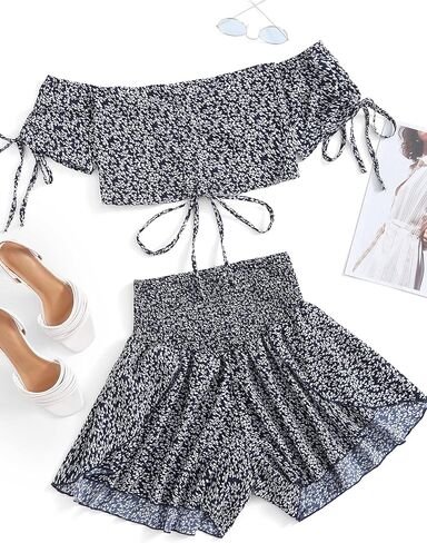 مجموعة ملابس نسائية من SheIn مكونة من قطعتين من ملابس Boho Floral مكونة من قطعتين بدون أكتاف ورباط وسروال قصير in Kuwait