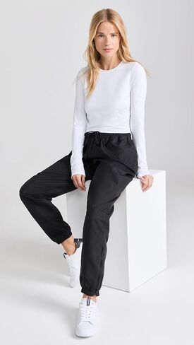 تي شيرت نسائي قصير الأكمام من Girlfriend Collective بأكمام طويلة in Kuwait