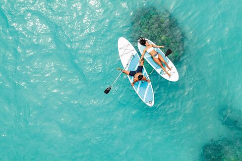 سلسلة ألواح التجديف القابلة للنفخ AquaQuest من INTEX: تشتمل على مجداف قابل للتعديل ومضخة عالية الضغط - تصميم ثلاثي الزعانف - وسادة EVA مقاومة للانزلاق - حبل تخزين - قلب غرز متدلية in Kuwait