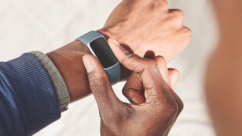 جهاز Fitbit Charge 5 المتقدم للياقة البدنية، متتبع الصحة مع نظام تحديد المواقع العالمي (GPS) المدمج، أدوات إدارة الإجهاد، تتبع النوم، معدل ضربات القلب على مدار الساعة طوال أيام الأسبوع والمزيد، أزرق فولاذي (متجدد) in Kuwait