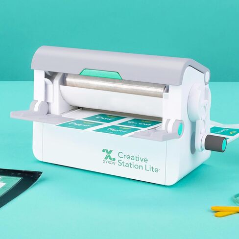 Xyron Creative Station Lite، 3 بوصة أو 5 بوصة، صانع الملصقات، يصنع الدعوات، والبطاقات المصنوعة يدويًا، والمشروعات اليدوية المقطوعة بالقالب، واللوازم اليدوية اليدوية، مثالية للمشروعات المدرسية المنزلية وإكسسوارات المكتب المنزلي (624740) in Kuwait