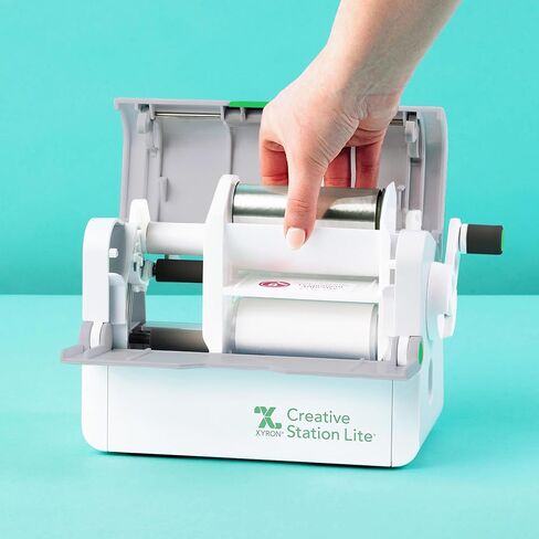 Xyron Creative Station Lite، 3 بوصة أو 5 بوصة، صانع الملصقات، يصنع الدعوات، والبطاقات المصنوعة يدويًا، والمشروعات اليدوية المقطوعة بالقالب، واللوازم اليدوية اليدوية، مثالية للمشروعات المدرسية المنزلية وإكسسوارات المكتب المنزلي (624740) in Kuwait