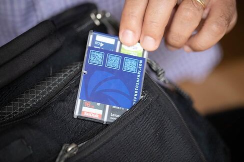 (حزمة) حافظة بطاقات ذاكرة SD رفيعة وصغيرة الحجم مع ورقة غش للتصوير الفوتوغرافي/حجم بطاقة الائتمان، حافظة تخزين محمولة خفيفة الوزن لحمل 4 بطاقات SD SDHC SDXC in Kuwait