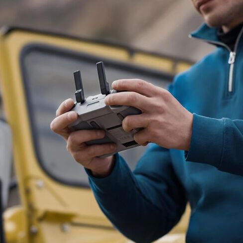 وحدة التحكم عن بعد RC 2 الأصلية لطائرات DJI Air 3/Mini 4 Pro بدون طيار، معالج الجيل التالي، ناقل حركة O4 بطول 20 كم، شاشة FHD 5.5 بوصة، هوائيات 2T4R، وحدة تحكم ذكية للطائرات بدون طيار، خفيفة وصغيرة الحجم in Kuwait