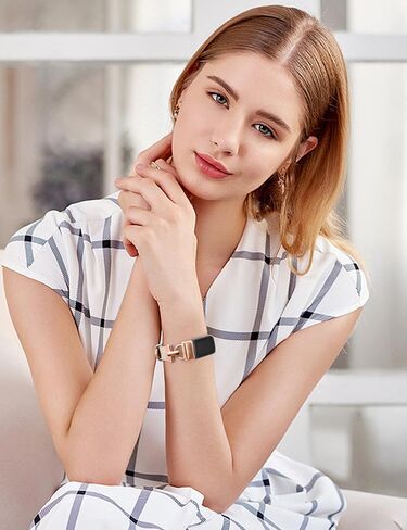 سوار جلدي من Wearlizer متوافق مع Fitbit Charge 5 Bands للنساء، سوار معصم بديل بحزام جلدي نحيف أنيق مع إبزيم معدني على شكل D لسوار Fitbit Charge 5 in Kuwait