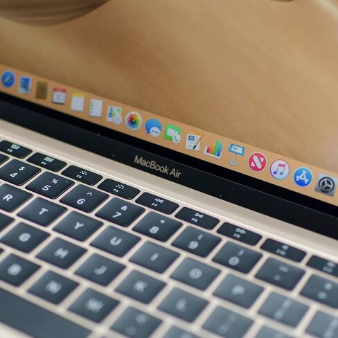واقي شاشة مغناطيسي للخصوصية من Homy لجهاز MacBook Pro الجديد مقاس 13 بوصة M2 2022-2023 A2338. المكافأة: غطاء لوحة المفاتيح فائق النحافة، غطاء عدسة كاميرا الويب. فلتر أمان سهل التشغيل والإيقاف مع مجلد تخزين in Kuwait