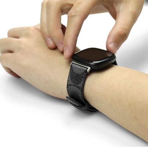 أربطة جلدية متوافقة مع Fitbit Versa 4/Versa 3/Sense 2/Sense للنساء والرجال، حزام بديل جلدي مصمم (أسود) in Kuwait