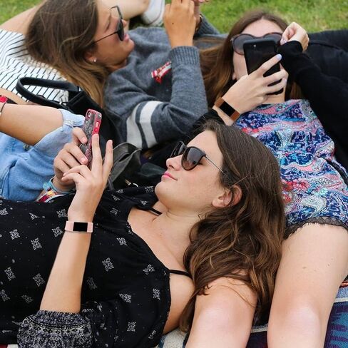 4 قطع من أساور Fitbit Charge 2، أساور معصم رياضية من السيليكون للياقة البدنية للنساء والرجال مقاس كبير (أسود + أزرق داكن + رمادي داكن + أزرق داكن) in Kuwait