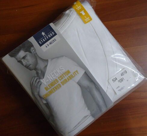 مجموعة من 4 تي شيرتات رجالي من القطن المخلوط برقبة على شكل حرف V من Stafford باللون الأبيض in Kuwait