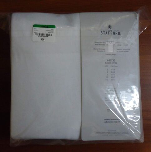 مجموعة من 4 تي شيرتات رجالي من القطن المخلوط برقبة على شكل حرف V من Stafford باللون الأبيض in Kuwait