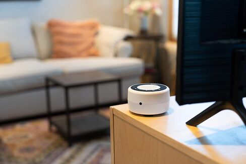 مكبر صوت ZVOX AV70 مزود بتقنية المساعدة السمعية، وميكروفون، ومكبر صوت للمؤتمرات، وبطارية قابلة لإعادة الشحن، واتصال بلوتوث لاسلكي للاستماع إلى الموسيقى والأفلام من الكمبيوتر اللوحي أو الهاتف أو الكمبيوتر المحمول أو التلفزيون in Kuwait