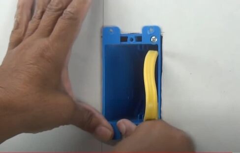 كاميرات تجسس داخلية AES - مقبس طاقة واي فاي يعمل بالبطارية لمدة 60 يومًا، كاميرا تجسس مخفية (أبيض)، 720 بكسل in Kuwait