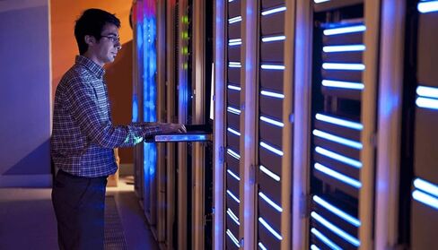 وحدة تحكم KVM 17.3 عالية الدقة - مصنوعة في الولايات المتحدة الأمريكية - متوافقة مع TAA - حامل وحدة تحكم مثبت على حامل 1U - شاشة مثبتة على حامل الخادم بدقة 1920 × 1080 - شاشة مثبتة على حامل مع VGA ومنفذ عرض من Uptyma in Kuwait