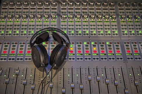 سماعات رأس Audio-Technica ATH-R70x احترافية مفتوحة من الخلف، أسود in Saudi Arabia