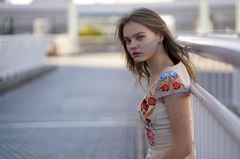 عدسة الكاميرا الرئيسية الثابتة Sony FE مقاس 85 مم F/1.8 (SEL85F18) مع ملحقات متقدمة وحزمة سفر | عدسة سوني 85 ملم in Kuwait