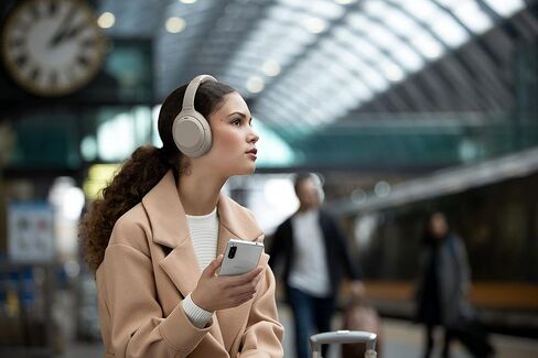 Sony Noise Cancelling Wireless Headphones - 30hr Battery Life - Over Ear Style - Optimised for Alexa and Google Assistant - Built-in mic for Calls - WH-1000XM4S.CE7 - Limited Edition - Silver/Gold in Kuwait
