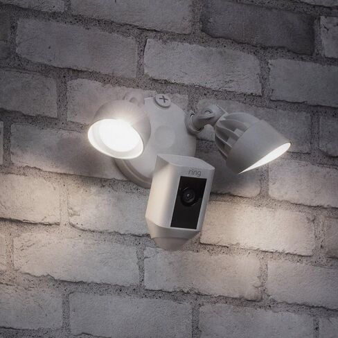 كاميرا Ring Floodlight معتمدة ومُجددة، كاميرا أمان HD عالية الدقة تعمل بالحركة ومحادثة ثنائية الاتجاه وإنذار صفارة الإنذار، باللون الأبيض، تعمل مع Alexa in Saudi Arabia