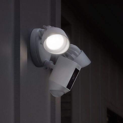 كاميرا Ring Floodlight معتمدة ومُجددة، كاميرا أمان HD عالية الدقة تعمل بالحركة ومحادثة ثنائية الاتجاه وإنذار صفارة الإنذار، باللون الأبيض، تعمل مع Alexa in Saudi Arabia