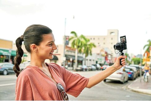 حامل ثلاثي للكاميرا بمقبض تصوير من سوني VCT-SGR1 لمدونات الفيديو بيد واحدة لالتقاط مقاطع فيديو بزوايا قابلة للتعديل وحزمة سيلفي إبداعية ومستقرة مع بطاقة Lexar سعة 64 جيجابايت + بطارية GBX وشاحن متوافق مع NP-BX1 in Kuwait