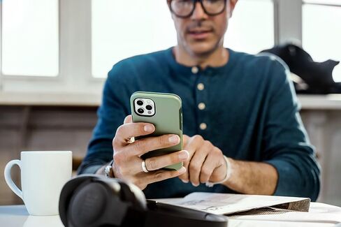 حافظة OtterBox Commuter Series لهاتف iPhone 12 Mini (فقط) عبوة غير مخصصة للبيع بالتجزئة - أسود in Saudi Arabia