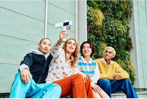 كاميرا Sony ZV-1 II Vlog مع فيديو بدقة 4K ودقة 20.1 ميجابكسل لمنشئي المحتوى ومدوني الفيديو، حزمة ZV-1M2/W باللون الأبيض مع حقيبة Deco Gear + بطاقة ذاكرة سعة 64 جيجابايت + مقبض/حامل ثلاثي القوائم 2 في 1 + مجموعة برامج + ملحقات in Saudi Arabia