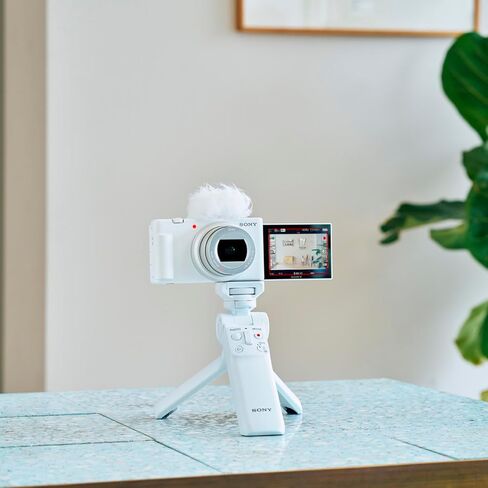 كاميرا Sony ZV-1 II Vlog مع فيديو بدقة 4K ودقة 20.1 ميجابكسل لمنشئي المحتوى ومدوني الفيديو، حزمة ZV-1M2/W باللون الأبيض مع حقيبة Deco Gear + بطاقة ذاكرة سعة 64 جيجابايت + مقبض/حامل ثلاثي القوائم 2 في 1 + مجموعة برامج + ملحقات in Saudi Arabia