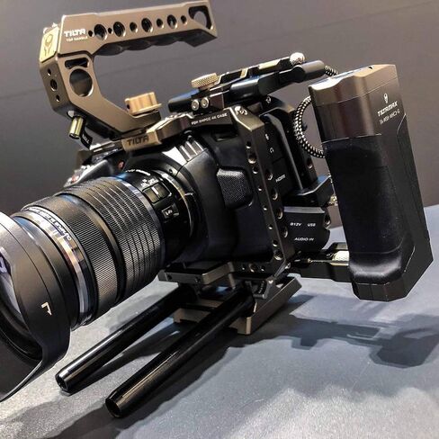 قفص كاميرا مائل لمجموعة BMPCC 4K/6K الأساسية | تيلتا جراي | متوافق مع كاميرات سينما بلاك ماجيك بوكيت | مقبض علوي، حامل محرك SSD، كابل USB-C، محول HDMI متضمن | تا-T01-ب in Saudi Arabia