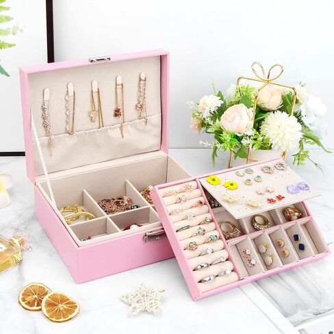منظم صندوق المجوهرات من ديزاينستر مع قفل من طبقتين من جلد البولي يوريثان، حقيبة تخزين المجوهرات مع صينية قابلة للإزالة للقلادة والأقراط والخواتم والأساور (وردي) in Kuwait