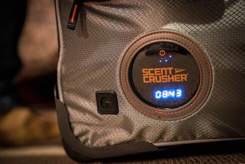 Scent Crusher Halo Series Covert Closet - Roller Bag Converts to Portable Closet, Includes The Halo Battery-Operated Generator to Remove Odors on Hunting Gear and Equipment in Kuwait