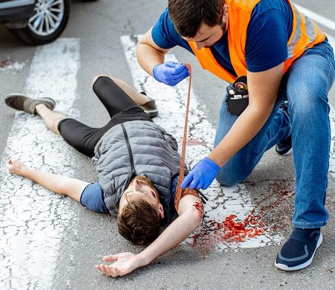 حقيبة الخصر فاني تاك الفاخرة المملوءة من MediTac FannyTac. عاصبة Swat-T، وأدوات التحكم في النزيف، والشاش والضمادات للاستعداد التكتيكي لحالات الطوارئ، والسفر، والجري، والمشي لمسافات طويلة، والإسعافات الأولية in Kuwait